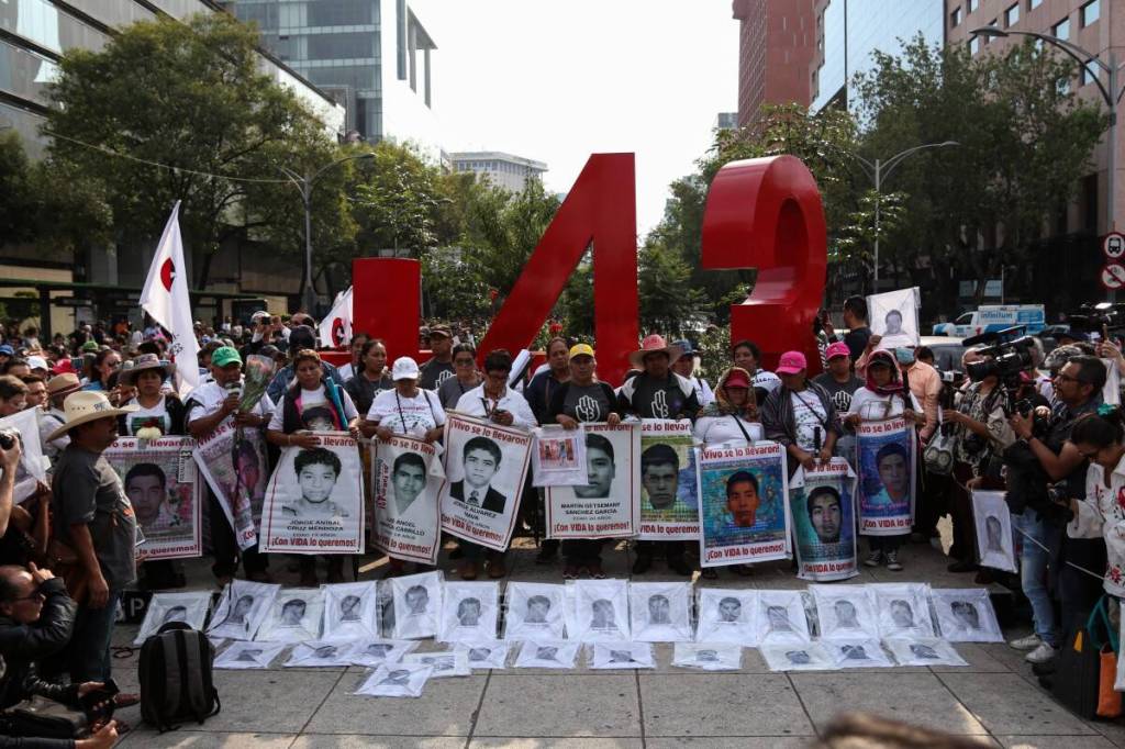 Carta de AMLO no tiene información útil para esclarecer el caso Ayotzinapa: familiares