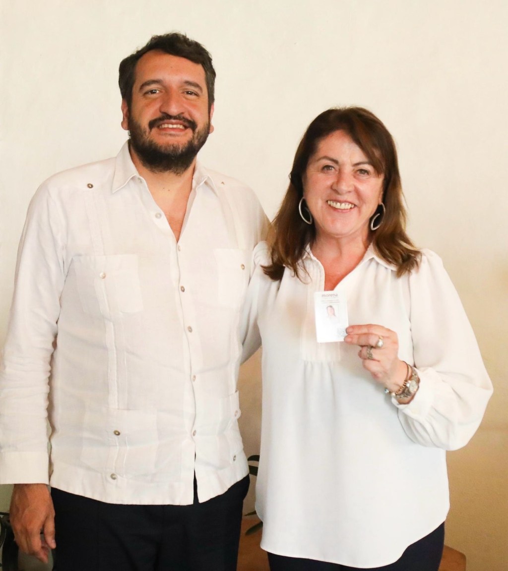 Margarita González Saravia recibió de manos de Andrés Manuel López Beltrán su credencial de afiliación a&nbsp;Morena