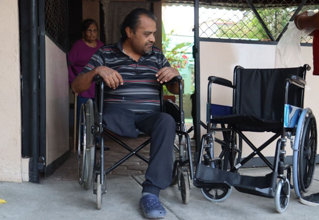 Entrega Rafael Reyes Reyes apoyos funcionales a personas vulnerables en&nbsp;Jiutepec