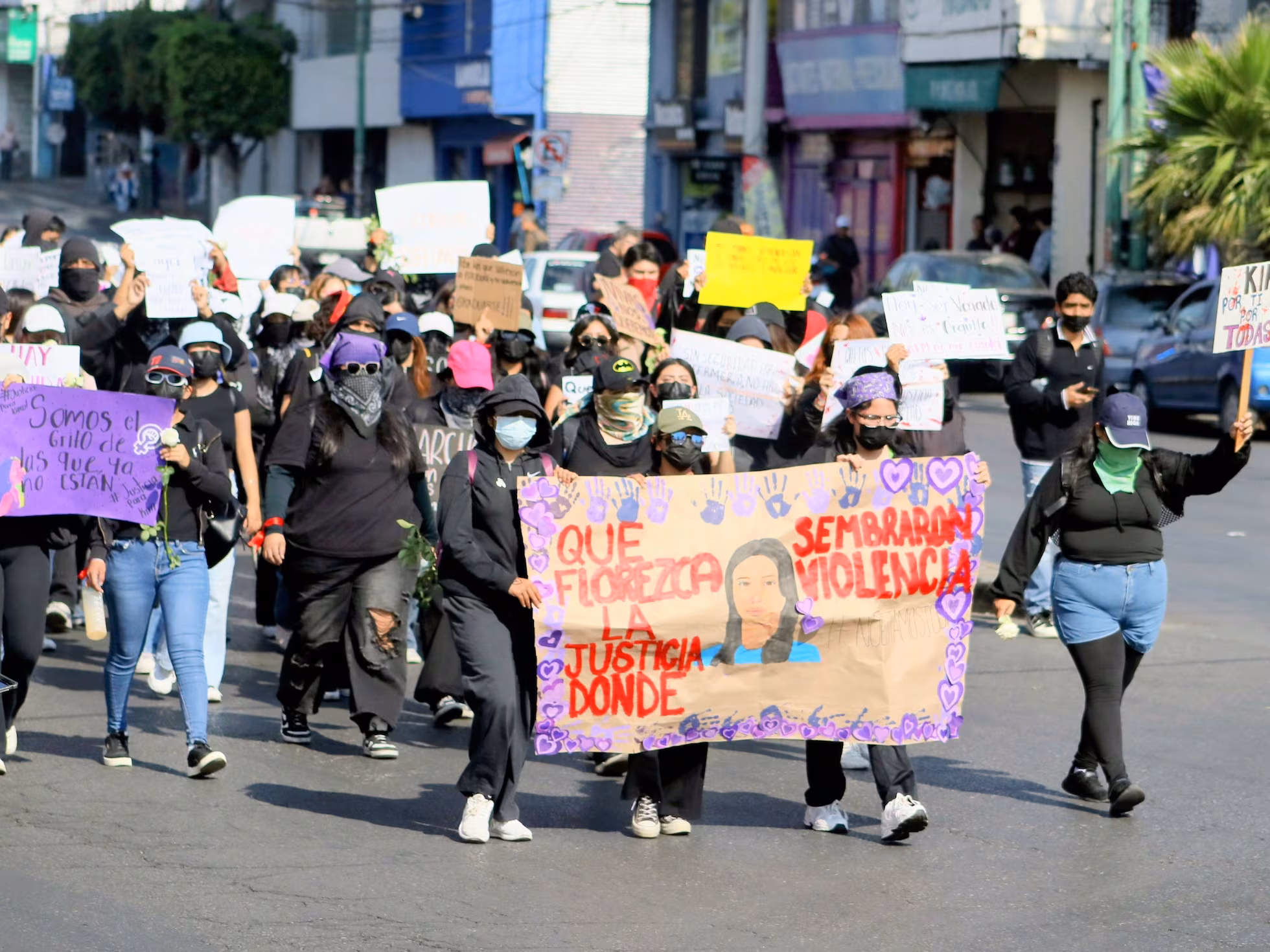 Estudiantes de la UAEM irrumpen el desfile en Cuernavaca; van cuatro alumnas asesinadas en 2026